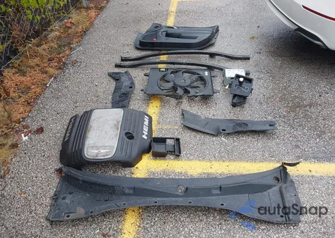 2013 Chrysler 300C John Varvatos Limited Edition из США, поврежденный, VIN 2C3CCADT6DH740978